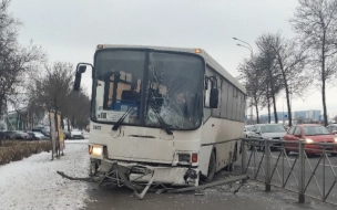 Автобус пробил ограждение и вылетел на тротуар на Пулковском шоссе