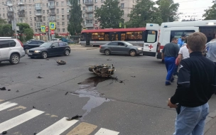 В Петербурге мотоциклист на огромной скорости врезался в Hyundai