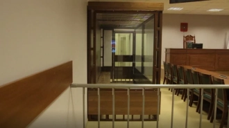 Мужчину, который жестко избил подростка у лифта, отпустили на свободу