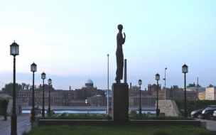 Памятник Ахматовой засветился накануне Дня Победы