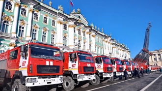 На Дворцовой площади петербургским пожарным передали 39 единиц новой техники