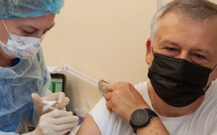 Губернатор Ленобласти прошёл ревакцинацию от коронавируса