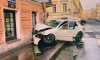 На проспекте Римского-Корсакова голодный водитель заехал в булочную прямо на Mercedes