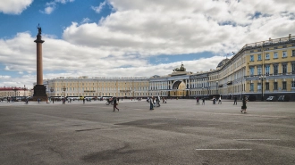 В Петербурге на Дворцовой площади прошла акция в поддержку жителей ДНР и ЛНР 