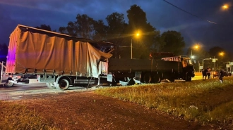 Фура врезалась в стоящий грузовик на трассе М-10 в Ленобласти