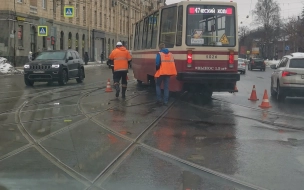 "Пятиконечная" пробка образовалась на Светлановской площади из-за ДТП с трамваем