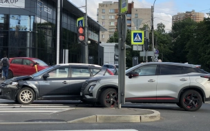 На Светлановском проспекте в Петербурге столкнулись две иномарки