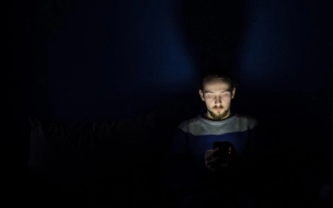 Привычка сидеть в телефоне перед сном вредит здоровью человека 