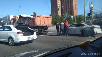 На набережной Обводного канала столкнулись грузовик и легковушка