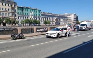 В Петербурге мотоциклист сбил девушку на велодорожке