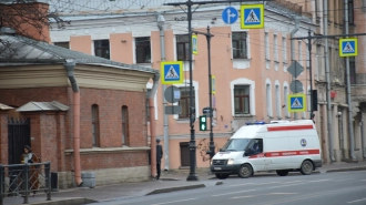 СК проводит проверку после падения наледи на 8-летнюю девочку на Краснопутиловской улице