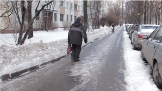 Почти 100 петербуржцев пострадали от падений на гололеде