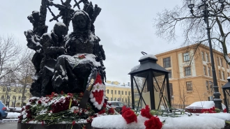 Скульптуру в память о блокадном учителе открыли в Соляном переулке