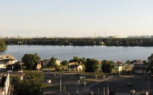 В Петербурге приостановили застройку берега Нижнего Суздальского озера
