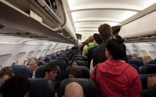 На борту самолета, который летел из Москвы в Петербург, пассажир сломал пальцы другому из-за "нарушения личного пространства"