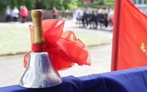 Многодетные ленинградцы могут получить выплаты на покупку школьной одежды