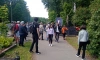 Сотни фанатов пришли на Богословское кладбище в день рождения Виктора Цоя