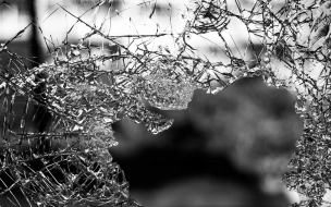 В Кировском районе школьники стреляли в окно трамвая из пневматики