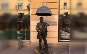 На Малой Садовой памятнику фотографу вернули зонтик