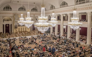 В филармонии имени Шостаковича в Петербурге помыли хрустальные люстры