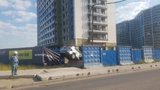 Каршеринг завис на заборе у стройки в Мурино