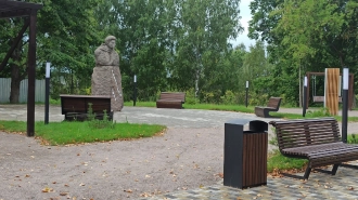 В Толмачево благоустроили территорию возле памятника революционеру Николаю Толмачеву