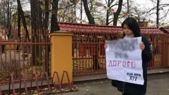 В Петербурге задержали пикетчицу у дацана за плакат с цитатой Далай-ламы