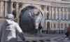 Гигантский броненосец застрял в арке Главного Штаба на Дворцовой площади