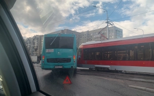 Лазурный автобус столкнулся с трамваем на проспекте Энгельса