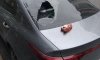 В Мурино неизвестный куском мяса пробил стекло припаркованной машины