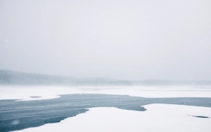 В Ленобласти УАЗ с двумя людьми провалился под лед озера 