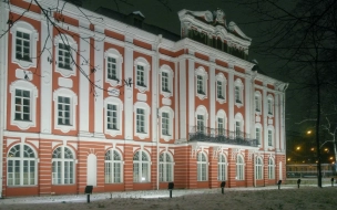 Главное здание СПбГУ восьмой раз за месяц эвакуируют из-за сообщения о минировании