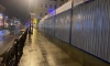 Пешеходы снова могут ходить по тротуару у станции метро "Чернышевская"
