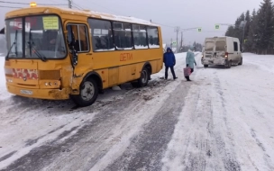 В Ленобласти в аварию попал школьный автобус с 10-классником