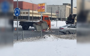 На шоссе Революции грузовик потерял контейнер с мусором