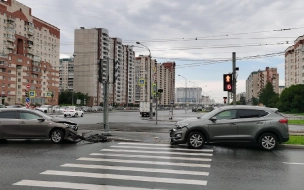 На перекрестке Стародеревенской и Богатырского столкнулись две иномарки