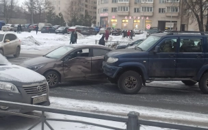 Около метро "Академическая" столкнулись две иномарки