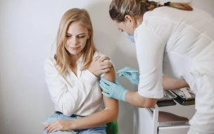 В Петербург поступила новая партия вакцины "ЭпиВакКорона"