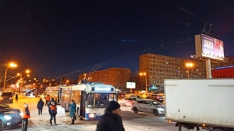 Троллейбусы встали из-за столкновения грузовика и иномарки у Володарского моста 