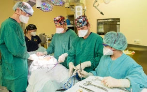Петербургские онкологи удалили пациенту опухоль на бедре весом 7 килограммов