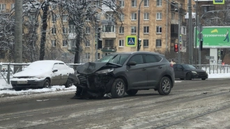 На Торжковской столкнулись два "Хендая" и "Мерседес"