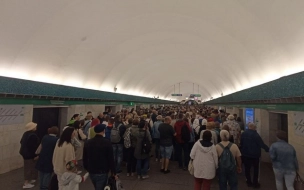 Станция метро "Василеостровская" не справляется с пассажиропотоком в День ВМФ