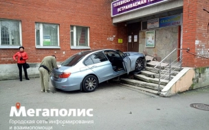 Иномарка протаранила крыльцо магазина бытовой техники в Сестрорецке