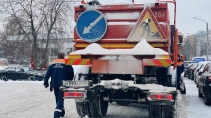 Старшеклассников привлекают к уборке снега во Фрунзенском районе. Они зарабатывают больше взрослых