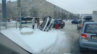 "Шкода" перевернулась на перекрёстке проспекта Солидарности и улицы Коллонтай