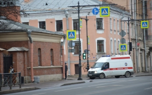 Число обратившихся за медпомощью пациентов с COVID-19 в Петербурге снизилось на 58,66%