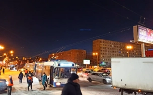 Троллейбусы встали из-за столкновения грузовика и иномарки у Володарского моста 