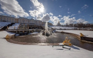 Скульптуры Большого каскада Петергофа освобождают от зимних футляров