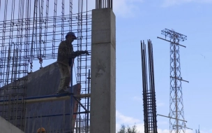Рабочие выбрались из строительной люльки в Москве