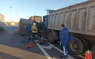 Водитель самосвала погиб в массовой аварии на КАД 